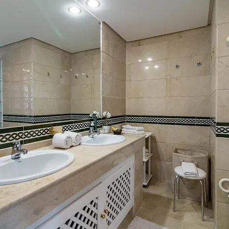 Lag - Spacious Townhouse With Private Jacuzzi And Holiday home Marbella